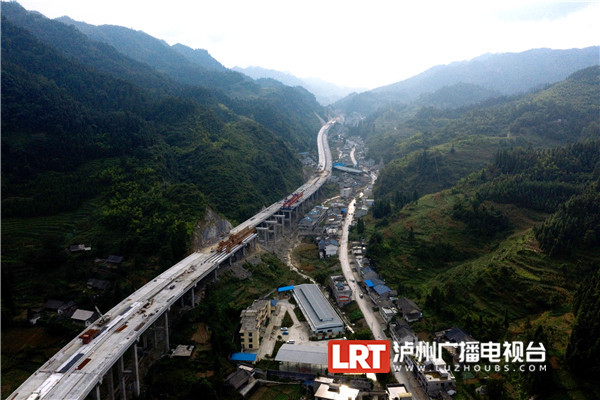 叙威高速路面铺筑过半 预计年底实现通车